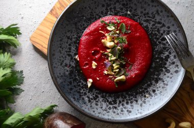 Domatesli ve naneli lezzetli humus, yakın plan.