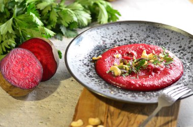  Pancar manzaralı humus, siyah tabak, yemek servisi.