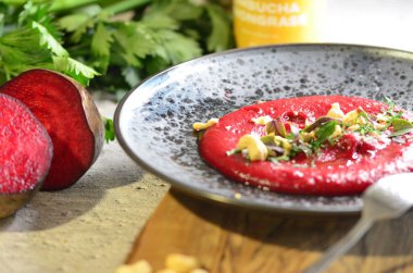 Siyah tabakta yemek servisi, pancar kökü ve fındıklı Humus, beyaz arka plan, sebze, yemek pişirmek için malzeme, yakın görüş.