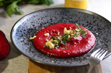 Siyah tabakta yemek servisi, pancar kökü ve fındıklı Humus, beyaz arka plan, sebze, yemek pişirmek için malzeme, yakın görüş.