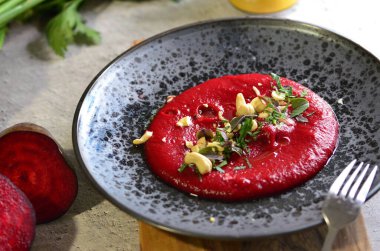 Siyah tabakta yemek servisi, pancar kökü ve fındıklı Humus, beyaz arka plan, sebze, yemek pişirmek için malzeme, yakın görüş.