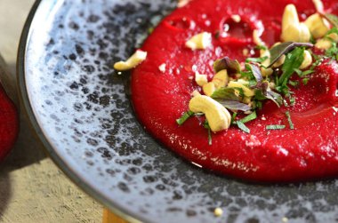 Siyah tabakta yemek servisi, pancar kökü ve fındıklı Humus, beyaz arka plan, sebze, yemek pişirmek için malzeme, yakın görüş.