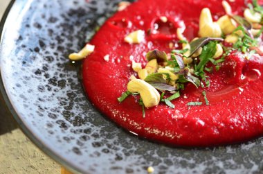 Siyah tabakta yemek servisi, pancar kökü ve fındıklı Humus, beyaz arka plan, sebze, yemek pişirmek için malzeme, yakın görüş.