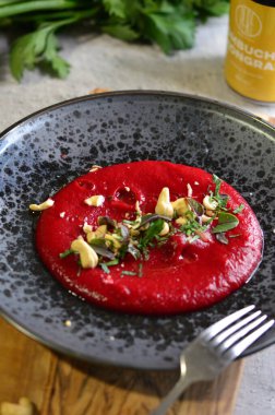 Siyah tabakta yemek servisi, pancar kökü ve fındıklı Humus, beyaz arka plan, sebze, yemek pişirmek için malzeme, yakın görüş.