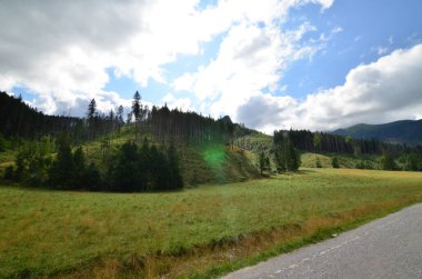 Dağları ve mavi gökyüzü olan güzel bir manzara.