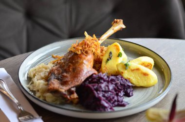 Lahanalı kaz, geleneksel Çin yemeği.