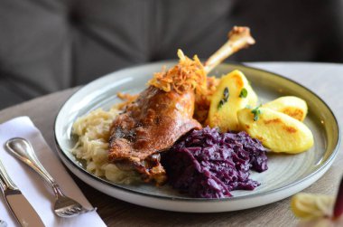 Lahanalı kaz, geleneksel Çin yemeği.