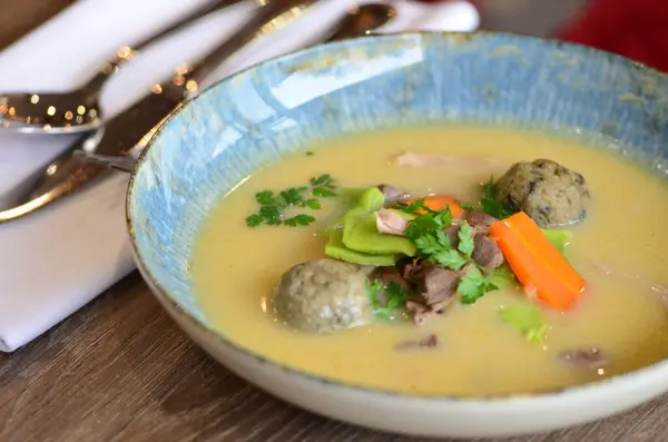 Kremalı kaz çorbasının yakın görüntüsü mantı ve sebzeli geleneksel