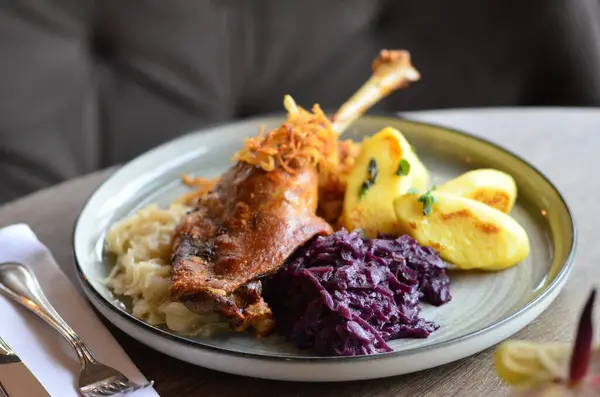 Lahanalı kaz, geleneksel Çin yemeği.