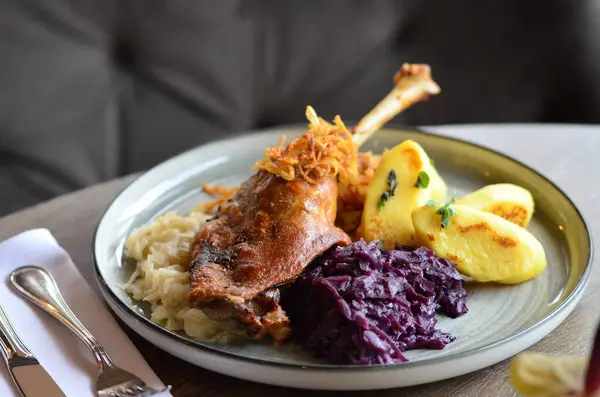 Lahanalı kaz, geleneksel Çin yemeği.