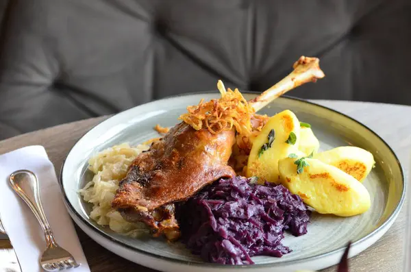 Lahanalı kaz, geleneksel Çin yemeği.