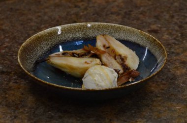 Hamur içinde fırında armut, dondurma, tabakta tatlı.