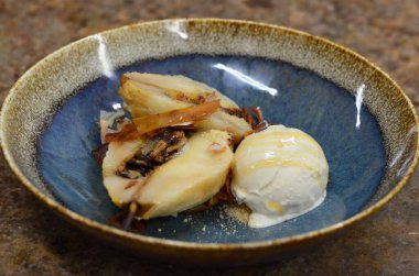 Hamur içinde fırında armut, dondurma, tabakta tatlı.