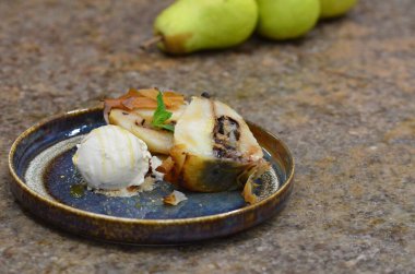 Hamur içinde fırında armut, dondurma, tabakta tatlı.