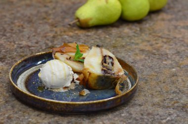 Hamur içinde fırında armut, dondurma, tabakta tatlı.