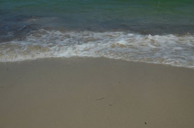 Akdeniz kıyısındaki güzel deniz dalgaları ve plajlar.