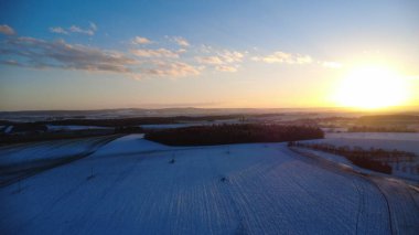 Dağın üzerinde güzel bir gün batımı, güzel bir kış çeçeği manzarası bir ağaçla, Hnevosice, Silesia