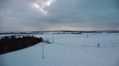 Karla kaplı bir köyü olan kış manzarası, ağaçlı güzel bir kış çeçeği manzarası