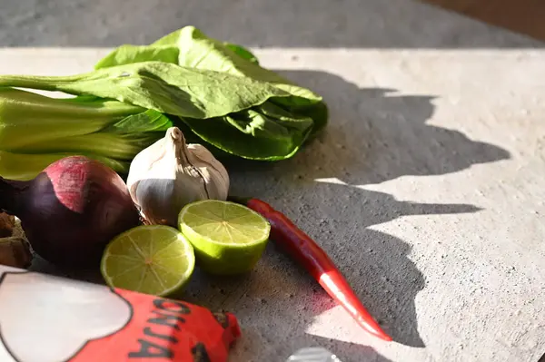 Salata için malzemeler, salata yaprağı ve masada limon.