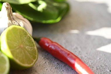 Beyaz arka planda taze kırmızı limon ve kırmızı biber.