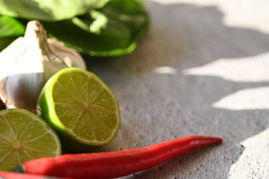 Beyaz arka planda taze yeşil biber