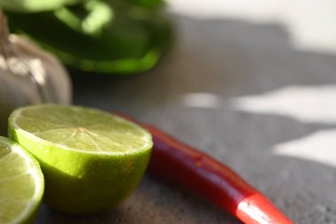 Taze yeşil kireç ve naneli siyah taşlı arka plan, kapat.