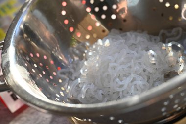 Erişteler plastik kabın içinde yemek pişirmek için..