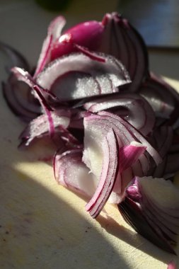 Taze kırmızı soğan parçalara ayrılmış.