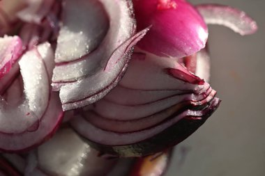 Güneş ışığındaki bir soğanın yakın plan çekimi.