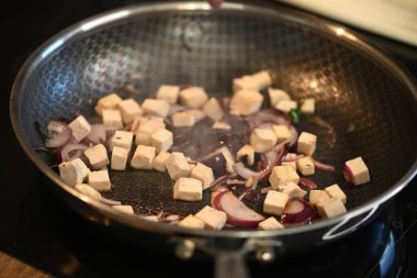 Spatulayla kızartma tavasını kapat.