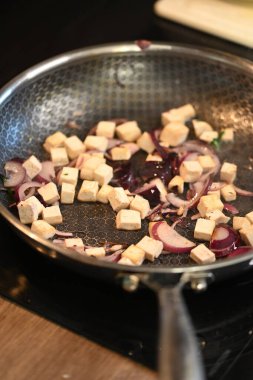 Lezzetli etle kızartma tavası, yaklaşın.