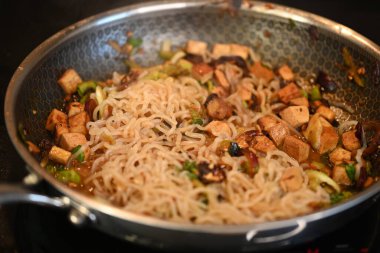 Kızarmış erişte ve sebze