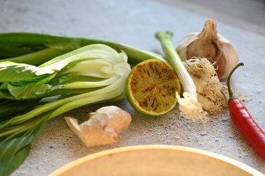 Tayland baharatlı çorba yapmak için malzemeler.