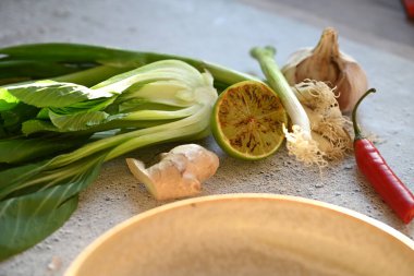 Asya baharatlı çorbası ve Tayland yemeği için malzemeler..