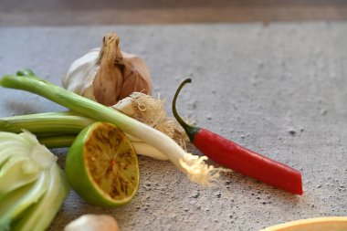 Beton bir arka planda acı biber için malzemeler.