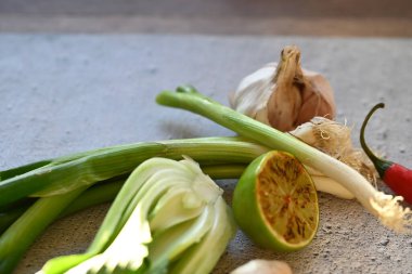 Tahta arka planda taze organik sebzeler