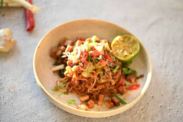 Asya yemeklerinin güzel geçmişi, renkli yemekler, konjac makarnası, vejetaryen yemekleri.