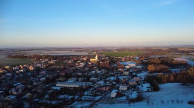 Karla kaplı küçük bir köyün havadan görünüşü. Güzel kış manzarası