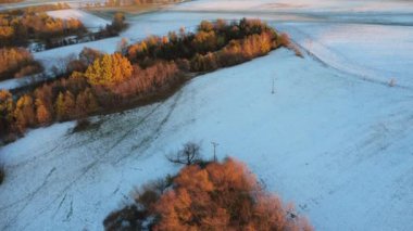 Donmuş tarlaları ve yeni karları olan güzel kış çeçeği manzarası, 4k Drone videosu