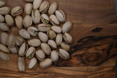 Tahtada taze sarımsak, üst manzara.