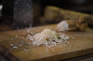 Tahta kesme tahtasının yakın plan fotoğrafı. Bıçaklı, yabanturplu.