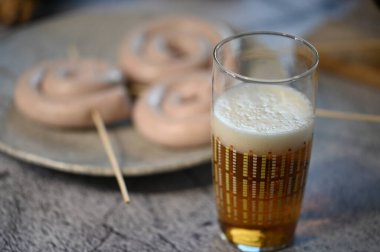 Bira ve bira masada.