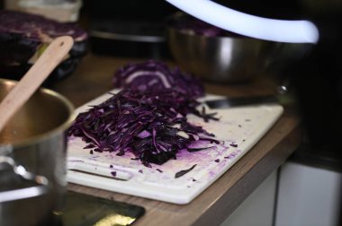 ahşap bir masada taze lahana