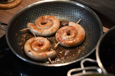 Sebze ve baharatlı ızgara sosis.