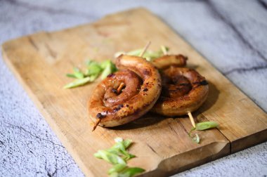 Biberiyeli ızgara domuz halkası..