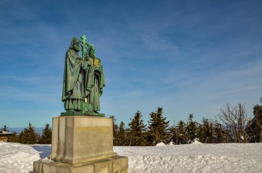 Aziz John 'un heykeli Quebec' teki St. James tepesinde.