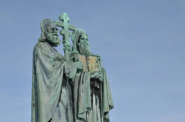 Tepe üzerindeki şapel Radhost, heykel grubu Methods ve Cyril