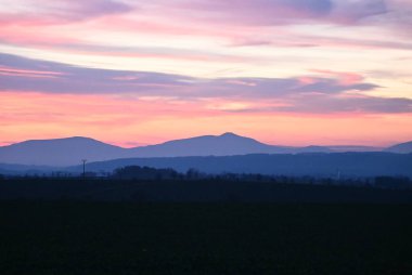 Dağları olan güzel bir manzara