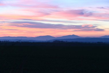Dağların üzerinde gün batımı, Çek güzellik manzarası, besbelli dağ, panoramik