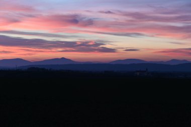 Dağların üzerinde güzel gün batımı Çek güzellik manzarası, besbelli dağ, panoramik